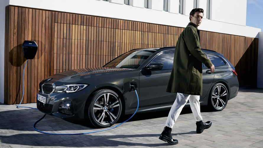 Vue trois quart arrière de la BMW Série 3 Touring Hybride Rechargeable Vue trois quart arrière de la BMW Série 3 Touring Hybride Rechargeable